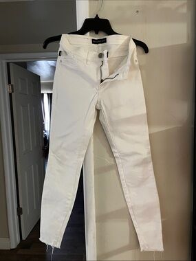 Rock & Republic Off-White Skinny Jeans with Raw Hem
